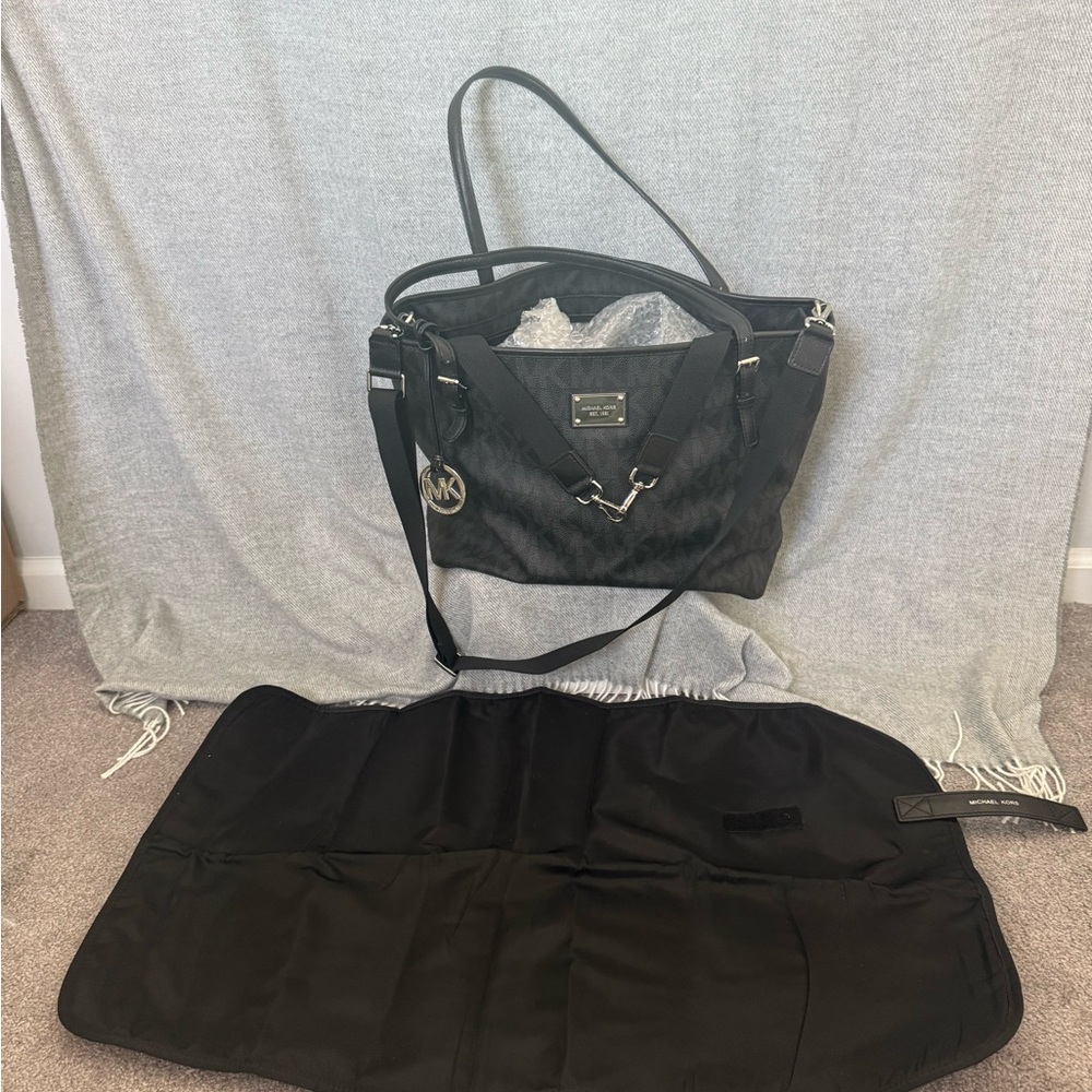 Michael Kors Black Embossed Baby Diaper Handbag With Baby Changing Pad & Pockets - Picture 10 of 10